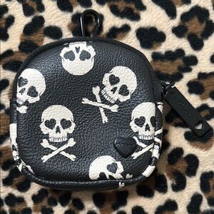 BETSEY JOHNSON ☠️ Black Skull Crossbones Print Zipper Pouch Ear buds Tech Case